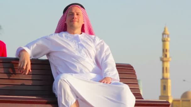 Homem muçulmano, homem muçulmano descansa, contempla — Vídeo de Stock