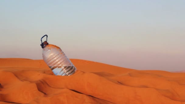 Homme arabe dans le désert, homme assoiffé dans l'eau du désert — Video