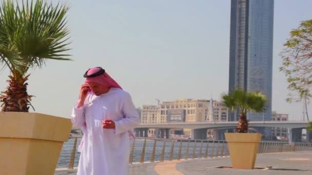 Muslimský muž podnikatel — Stock video