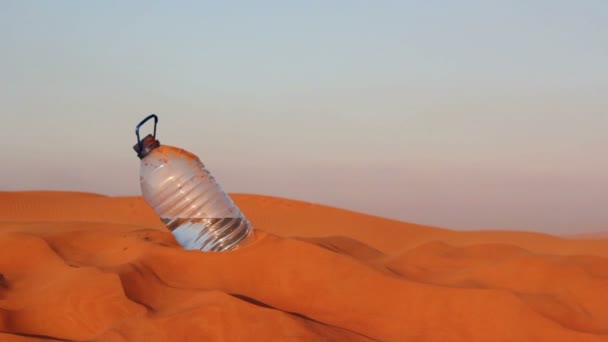 Arabische man in de woestijn, dorst man in de woestijn water — Stockvideo