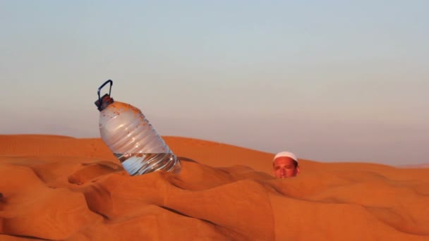 Uomo arabo nel deserto, uomo assetato nell'acqua del deserto — Video Stock