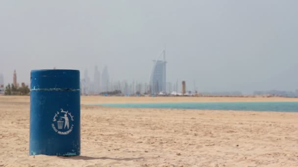 Dubai.uae.burj al arab im februar 2014.jumeirah beach promenade.dubai offshore sailingclub. — Stockvideo