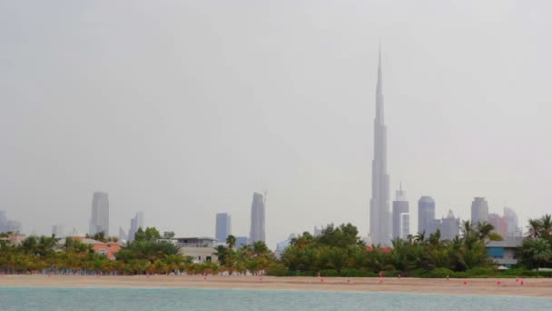 Dubai.UAE.Burj khalifa, Dubaj mall v únoru 2014.jumeirah plážová promenáda. — Stock video