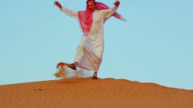 Arap adam dua ve hareket