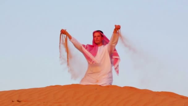 Uomo arabo in preghiera, e in movimento — Video Stock
