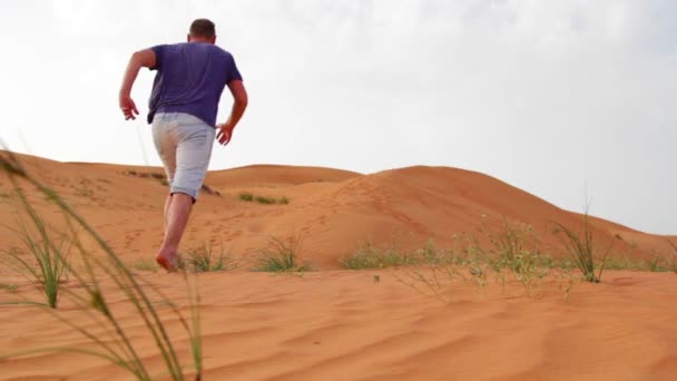 Jeune homme courant dans le désert — Video