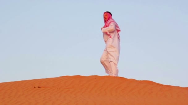 Arab muž na modlení a na cestách — Stock video