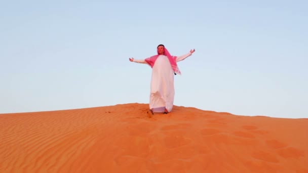 Arabische man op bidden, en onderweg — Stockvideo