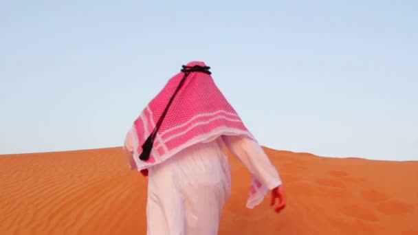 Arab man at  praying,and on the move — Stock Video