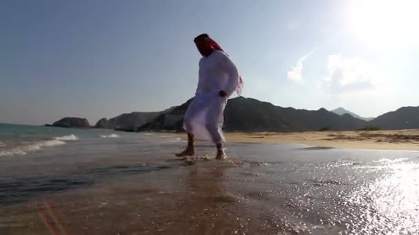 Uomo arabo, sulla spiaggia.Uomo arabo cammina lungo il mare — Video Stock