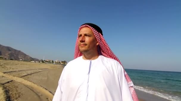 Arabský muž, na beach.arab muže procházky podél moře — Stock video