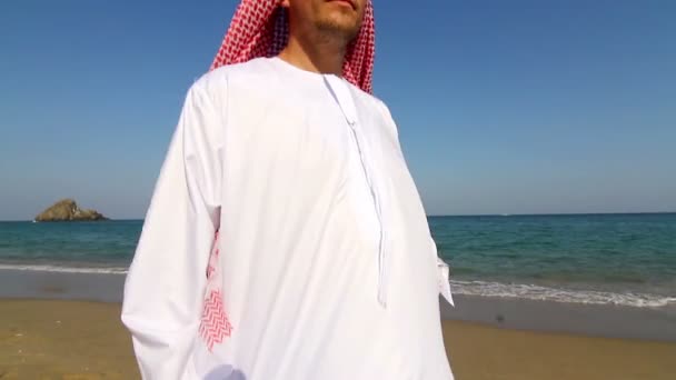 Arabský muž, na beach.arab muže procházky podél moře — Stock video