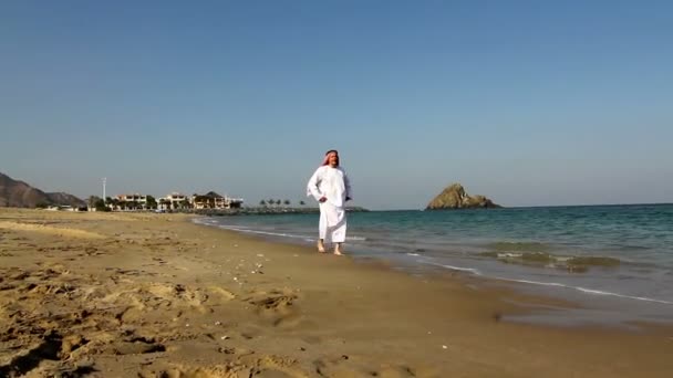 Arabskiego człowieka, o człowieku beach.arab spacery wzdłuż morza — Wideo stockowe