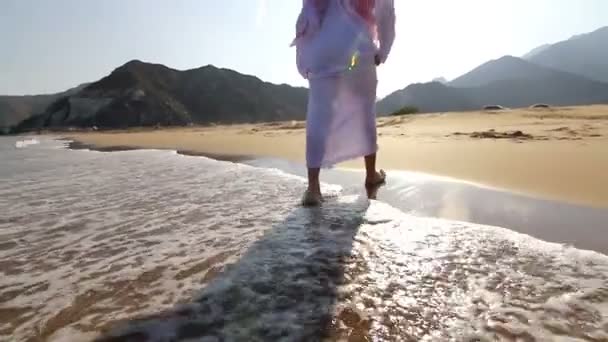 Hombre árabe, en la playa.Hombre árabe camina a lo largo del mar — Vídeo de stock