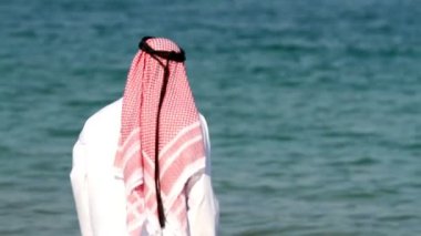 Deniz kenarında beach.arab adama Arap adam girer