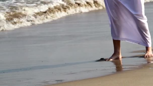 Hombre árabe, en la playa.Hombre árabe camina a lo largo del mar — Vídeo de stock
