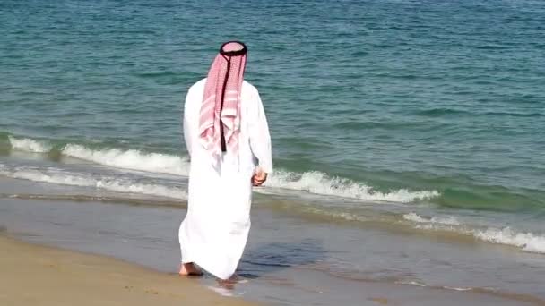 Hombre árabe, en la playa.Hombre árabe camina a lo largo del mar — Vídeo de stock