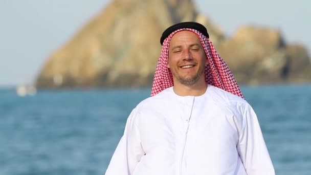 阿拉伯男子时，在 beach.arab 人走在海边 — 图库视频影像