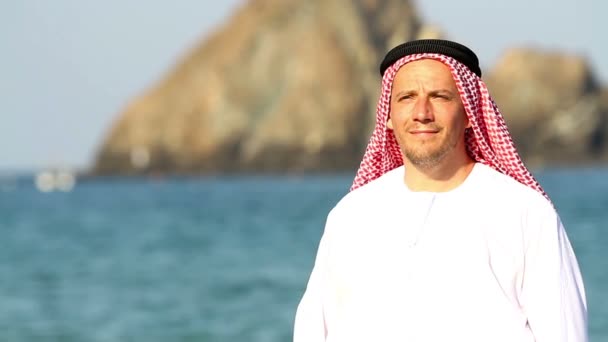 阿拉伯男子时，在 beach.arab 人走在海边 — 图库视频影像