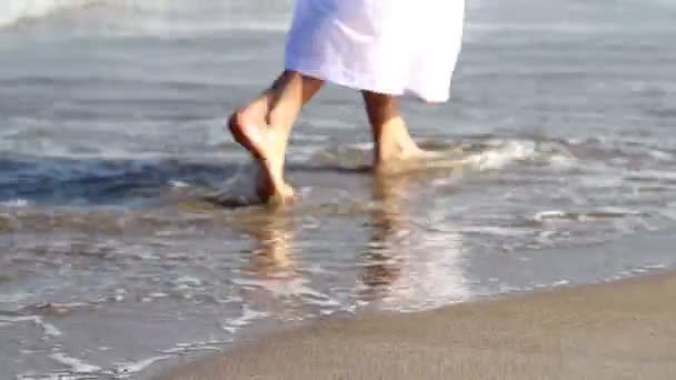 Аравійська людина, на людину beach.arab прогулянки уздовж моря — стокове відео