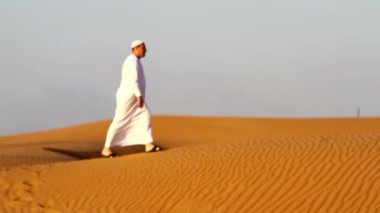 Arap adam dua ve hareket