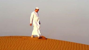 Arap adam dua ve hareket