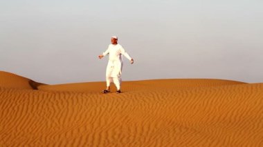 Arap adam dua ve hareket