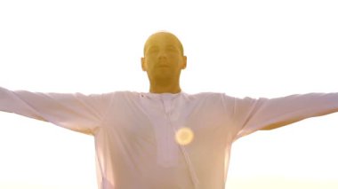 gün batımında Arap adam