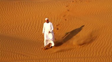 Arap adam dua ve hareket