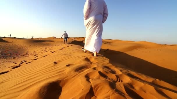 Arab man at  praying,and on the move — Stock Video