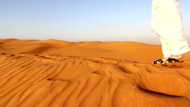 Arabische man op bidden, en onderweg — Stockvideo