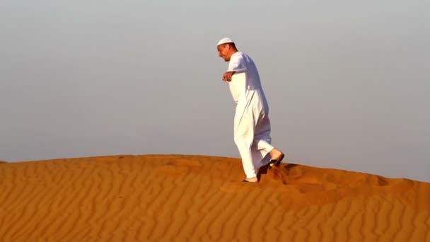 Arab muž na modlení a na cestách — Stock video