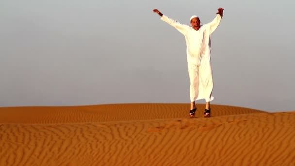 Arab man at  praying,and on the move — Stock Video