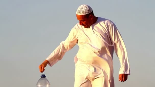 Hombre árabe en el desierto, hombre sediento en el agua del desierto — Vídeos de Stock