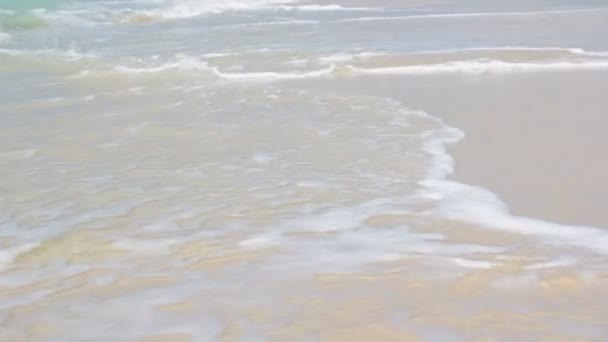 Ноги ходят по волнам, следы на песке у моря — стоковое видео