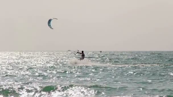 Dubai.UAE.Burj Al Arab em fevereiro 2014.Jumeirah praia promenade.Dubai Offshore SailingClub . — Vídeo de Stock