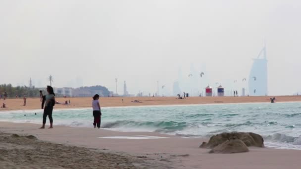 Dubai.UAE.Burj al Şubat 2014.jumeirah beach promenade.dubai offshore sailingclub, arab. — Stok video