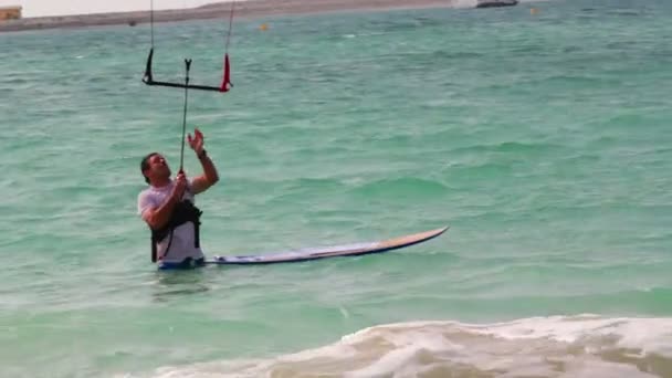 Man windsurfing, water sports — Stock Video