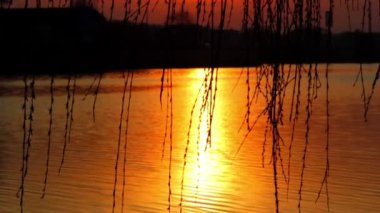 Sazlık Nehri üzerinde gün batımı göl üzerinden günbatımı üzerinden günbatımı