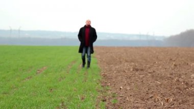 alanında yürüyen adam Ziraat Mühendisi alan inceliyor