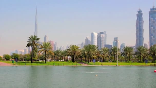Uae.Dubai.Al safa park лютого 2014.burj Халіфа, торгового центру dubai mall — стокове відео