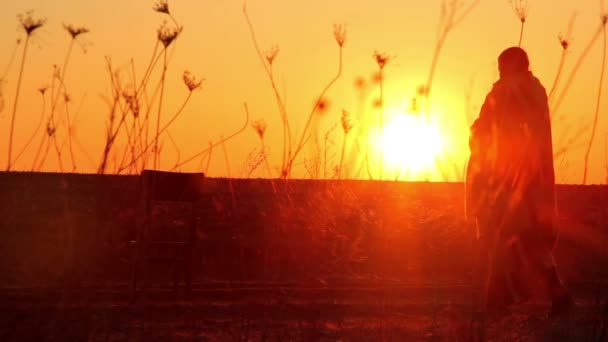 Дівчина на світанку, дівчина в плетеному на сході сонця — стокове відео