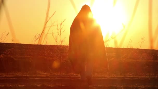 Człowiek na świcie, człowiek o wschodzie słońca z dywan — Wideo stockowe