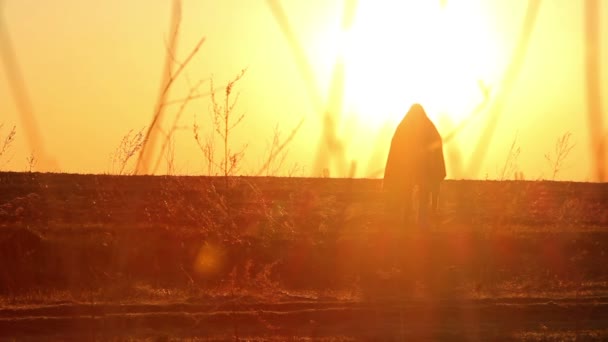 Mann im Morgengrauen, Mann bei Sonnenaufgang mit Teppich — Stockvideo