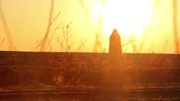 Hombre al amanecer, hombre al amanecer con una alfombra — Vídeos de Stock