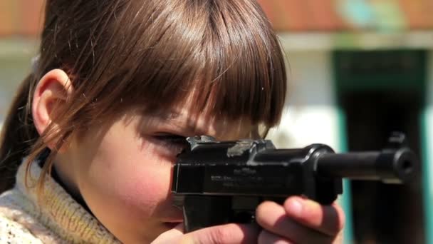 Niño con arma, niño jugando arma, pequeño guerrero — Vídeo de stock