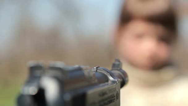 Niño con arma, niño jugando arma, pequeño guerrero — Vídeos de Stock