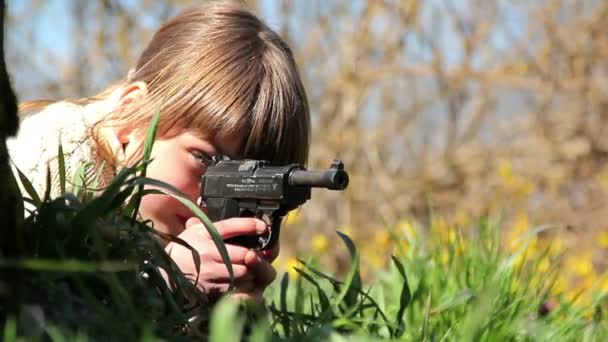 Niño con arma, niño jugando arma, pequeño guerrero — Vídeos de Stock