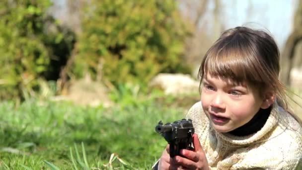 Boy dengan pistol, anak laki-laki bermain senjata, prajurit kecil — Stok Video