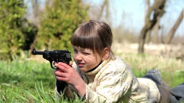 Jongen met pistool, jongen spelen wapen, weinig warrior — Stockvideo